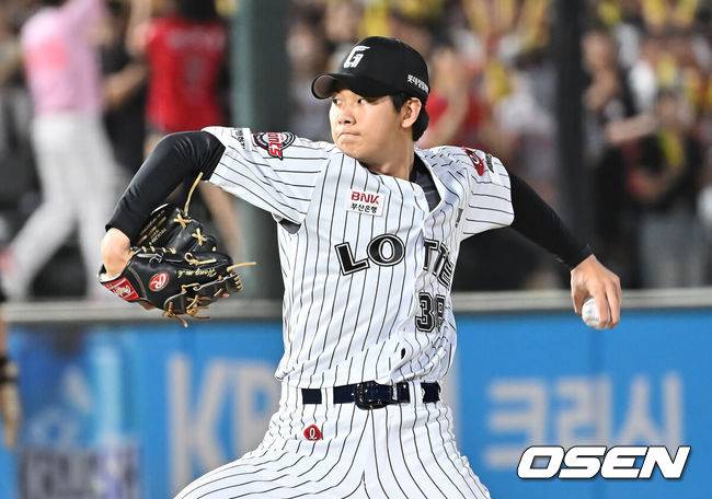 [OSEN=부산, 이석우 기자] 25일 부산 사직야구장에서 2025 신한 SOL 뱅크 KBO 리그 롯데 자이언츠와 KIA 타이거즈의 경기가 열렸다. 홈팀 롯데는 데이비슨이, 방문팀 KIA는 김건국이 선발 출전했다.롯데 자이언츠 홍민기가 역투하고 있다. 2025.07.25 / foto0307@osen.co.kr