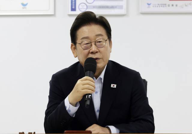 ▲이재명 대통령이 25일 경기 시흥시 SPC 삼립 시화공장에서 열린 산업재해 근절 현장 노사간담회에서 발언하고 있다. ⓒ연합뉴스