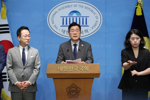▲더불어민주당 당대표 후보인 박찬대 의원이 25일 서울 여의도 국회 소통관에서 윤석열 전 대통령 체포영장 집행 저지에 나섰던 국민의힘 의원 45인에 대한 제명 촉구 결의안 발의 계획을 밝히고 있다. ⓒ연합뉴스