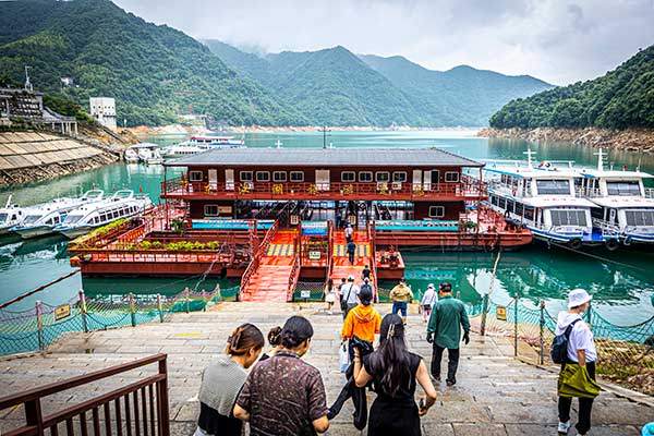 중국식으로 꾸민 유람선 선착장. 유람선을 타면 가이드가 쉬지 않고 해설을 쏟아낸다.