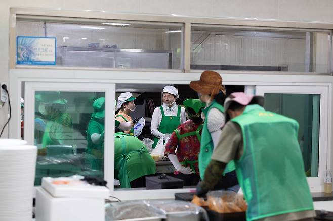 김혜경 여사가 24일 집중호우 피해를 입은 경기도 가평군 북면 백둔리를 찾아 자원봉사를 하고 있다. 대통령실 제공