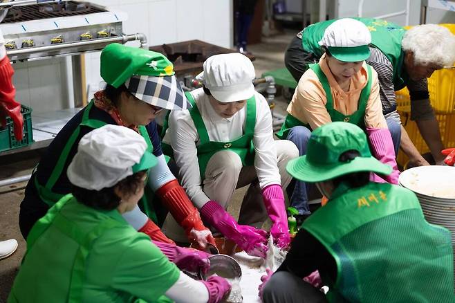 김혜경 여사가 24일 집중호우 피해를 입은 경기도 가평군 북면 백둔리 마을회관에서 자원봉사를 하고 있다. 대통령실 제공