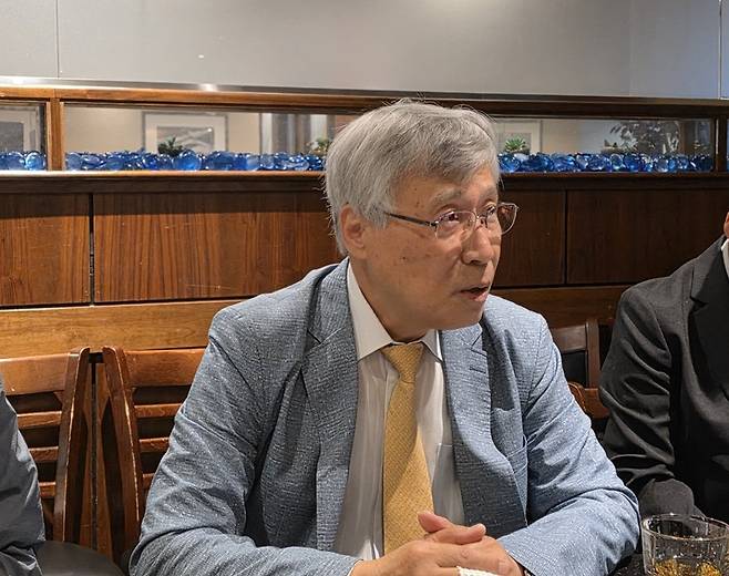 정구도 노근리국제평화재단 이사장이 24일(현지시간) 워싱턴특파원들을 만나 재단이 주최하는 평화포럼의 의미에 대해 설명하고 있다. 홍주형 특파원