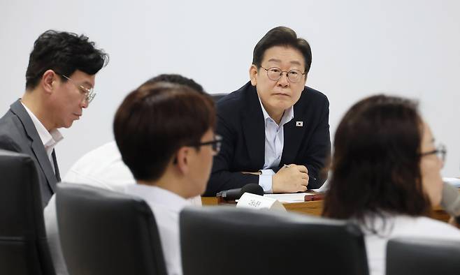 이재명 대통령이 25일 경기도 시흥시 SPC 삼립 시화공장에서 열린 산업재해 근절 현장 노사간담회에서 참석자의 발언을 경청하고 있다. 대통령실사진기자단