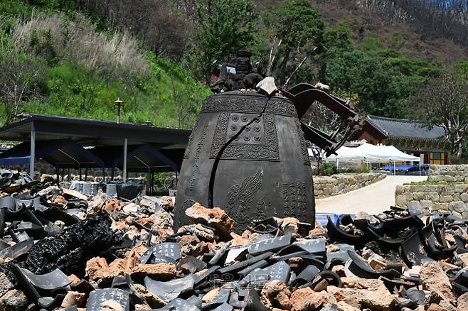 가장 큰 피해를 본 의성 고운사 경내 모습. 범종은 깨졌고 가운루 등 주변 건물은 죄다 사라졌다.