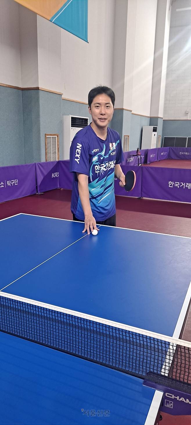 한국 탁구 대표팀의 ‘복식의 달인’ 임종훈이 21일 서울신문과의 인터뷰에서 지난해 파리 올림픽 혼합복식 동메달이 더 큰 꿈을 꾸게 하는 원동력이 됐다면서 3년 뒤 로스앤젤레스 올림픽에서는 금메달을 목표로 강도 높은 준비를 할 생각이라고 말했다. 사진은 최근 한국거래소 연습장에서 서브 연습을 하면서 포즈를 취한 모습. 이제훈 전문기자