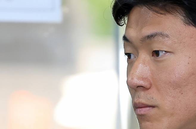 축구선수 황의조가 24일 오후 서울 서초구 서울중앙지방법원에서 열린 불법촬영 등 혐의 항소심 2차 공판에 출석하고 있다. 2025.7.24 뉴스1