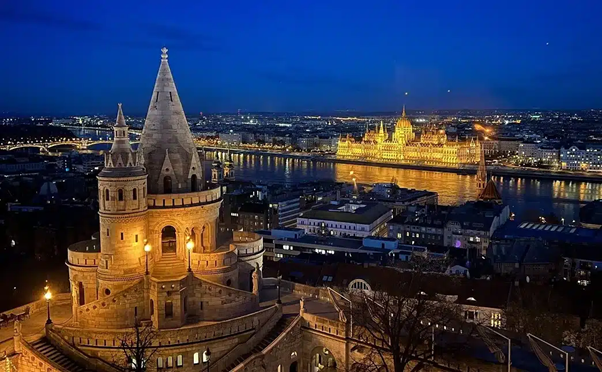 어부의 요새와 다뉴브 강 건너에 있는 국회의사당. Budapest Travel Tips