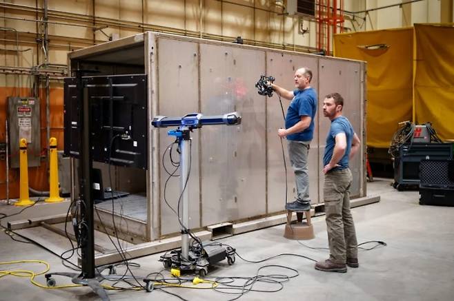 미국 샌디아 국립연구소 연구진이 제작 중인 이동형 핵 보관시설을 3D 스캔 장비로 점검하고 있다. 이 시제품은 전술핵의 유연한 분산 운용을 위한 보관·운용 체계로 개발되고 있다. 출처=샌디아 국립연구소