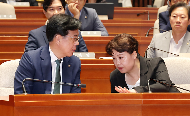 송언석(왼쪽) 국민의힘 원내대표 겸 비상대책위원장과 윤희숙 신임 혁신위원장이 지난 9일 서울 여의도 국회에서 열린 의원총회에서 대화하고 있다. 연합뉴스