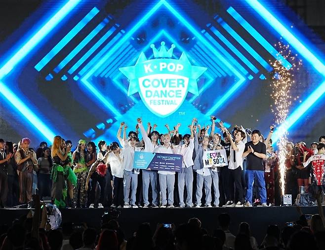 베트남 수도 하노이 통일공원의 티엔꽝호수(Thien Quang)를 둘러싸고 있는 쩐년똥(Tran Nhan Tong) 도보거리 특설무대에서 지난 20일(현지시간) 열린 ‘K팝 커버댄스 페스티벌 인 베트남’의 우승팀 ‘더블유 유닛(W-UNIT)’ 멤버들이 최승진 주베트남 한국문화원장(오른쪽 첫 번째)과 함께 시상식 후 기념 촬영을 하고 있다. 주베트남 한국문화원 제공