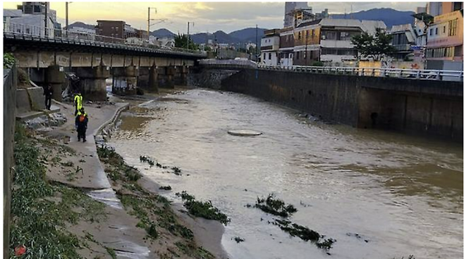 지난 18일 경찰과 소방당국에 광주 북구 신안교 인근에서 폭우로 인한 실종자 수색작업을 하고 있다. (연합뉴스 제공)