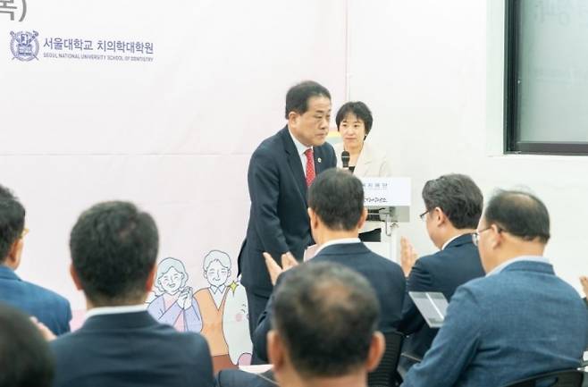 지난 24일 서울역쪽방상담소 ‘우리동네 구강관리플러스센터’에서 열린 ‘개소 1주년 성과공유회’에 참석한 김용호 의원 인사를 하고 있다.