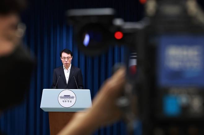 이규연 대통령실 홍보소통수석이 17일 서울 용산 대통령실 청사에서 이날 이재명 대통령 주재로 열린 수석·보좌관 회의 등 현안 브리핑을 하고 있다. 2025.7.17 연합뉴스