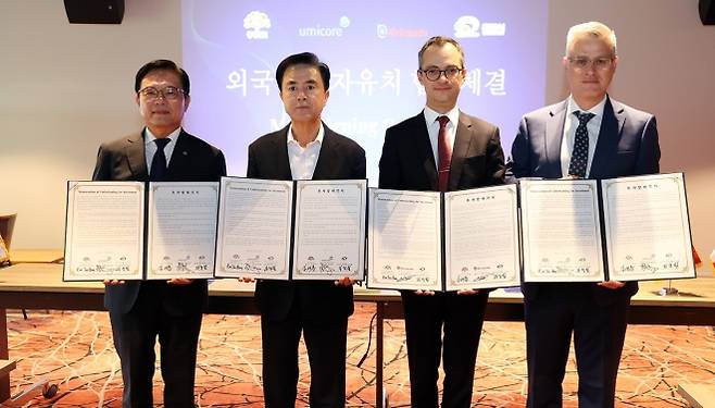 김태흠 충남지사가 24일 프랑스에서 유미코아, 에어리퀴드와 협약 후 기념 촬영을 하고 있다. 도 제공