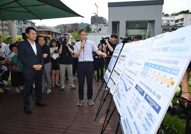 오세훈 서울시장이 24일 서울 중구 신당9구역 주택재개발사업 현장을 방문해 사업 현황을 청취하고 있다. 신당9구역 재개발사업은 신당동 432-1008번지 일대(구역면적 1만8651㎡)에 공동주택 8개동, 315개 가구와 부대시설을 짓는 사업이다. 오승현 기자 2025.07.24