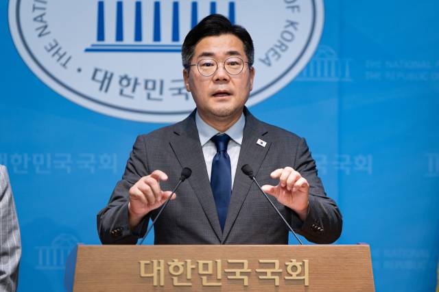 박찬대 더불어민주당 당대표 후보가 25일 서울 여의도 국회 소통관에서 기자회견을 열고 윤석열 전 대통령 내란 사태에서 '인간 방패' 역할을 한 국민의힘 국회의원 45명에 대한 제명 촉구 결의안 발의를 밝히고 있다. 뉴스1