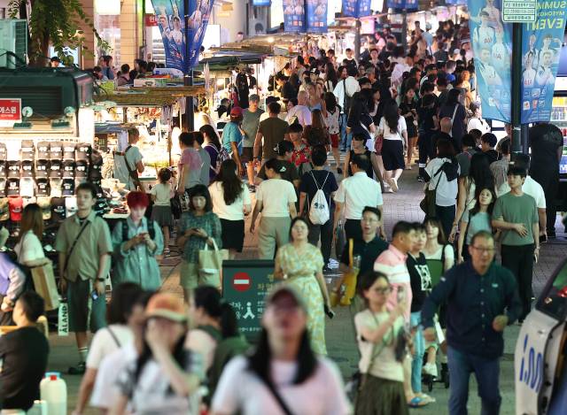 국민 1인당 기본 15만 원을 지급하는 ‘민생회복 소비쿠폰’ 1차 신청 사흘 만에 전체 대상자의 42.5%인 2148만 명이 신청했다고 행정안전부가 24일 밝혔다. 이날 서울 중구 명동 거리의 모습. 연합뉴스