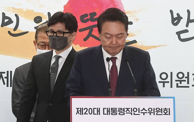2022년 4월13일 윤석열 대통령 당선자가 2차 내각 발표에서 한동훈 법무부 장관 후보자를 소개하고 있다. ⓒ인수위사진기자단