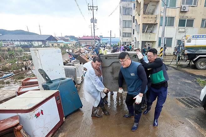 지난 19일 아산시청 공무원들이 수해 복구를 돕고 있다. ⓒ아산시
