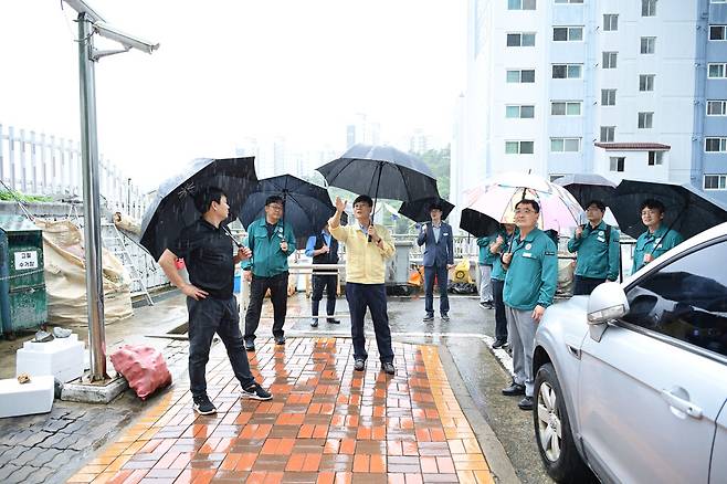 변광용 거제시장이 수해 취약지를 점검하고 있다. ⓒ거제시