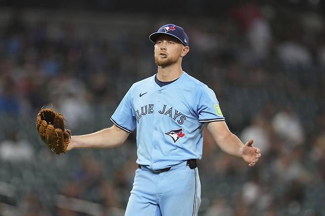 토론토 에릭 라우어가 25일 디트로이트전에서 8이닝을 1실점으로 막은 뒤 기뻐하고 있다. AP연합뉴스