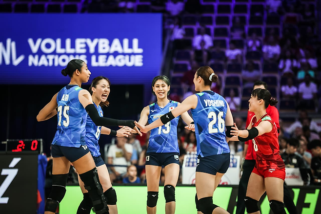 일본 여자배구 대표팀 선수들이 25일 VNL 튀르키예전에서 파이팅을 다짐하고 있다. FIVB 제공