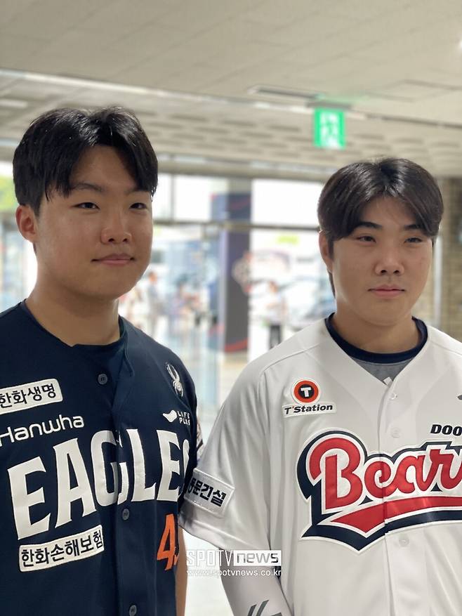 ▲ 한화 정우주(왼쪽)와 두산 박준순. ⓒ 신원철 기자