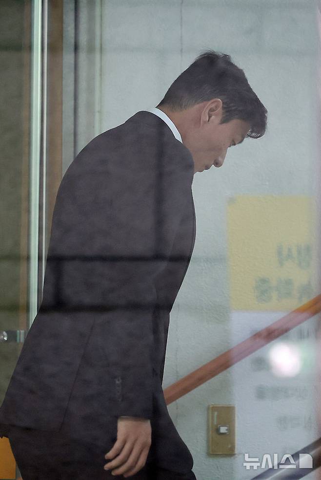 축구선수 황의조가 24일 오후 서울 서초구 서울중앙지방법원에서 열린 불법촬영 등 혐의 항소심 2차 공판에 출석하고 있다. /사진=뉴시스