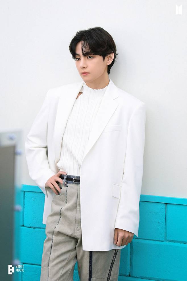 "이렇게까지 잘생길 일이야?" 방탄소년단 뷔 '오징어 게임' 핑크 솔저 틱톡 1억뷰