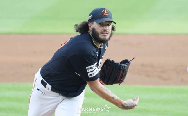 24일 두산전에 선발 등판한 폰세의 모습. /사진=김진경 대기자