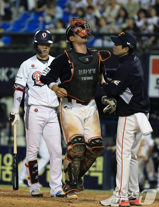 고통스러워하는 최재훈(가운데). /사진=뉴스1