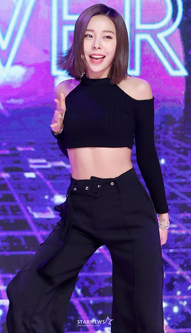 걸그룹 레이디스코드 애슐리가 2018년 7월 17일 오후 서울 강남구 일지아트홀에서 진행된 첫 솔로 앨범 'HERE WE ARE' 발매 기념 쇼케이스에서 멋진 무대를 선보이고 있다. /사진=김휘선 기자 hwijpg@