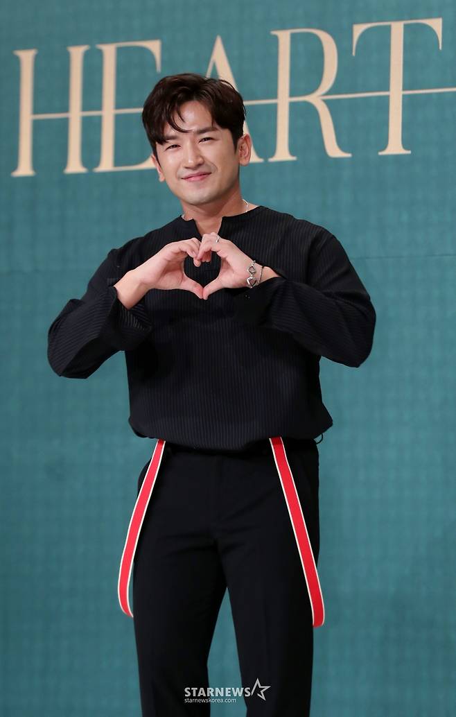 그룹 신화 이민우가 2018년 8월 28일 오후 서울 영등포구 타임스퀘어 아모리스홀에서 진행된 데뷔 20주년 기념 스페셜 앨범 'HEART' 발매 기자간담회에 참석해 포즈를 취하고 있다./사진=김휘선