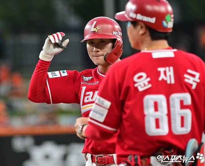 17일 오후 대전 한화생명 볼파크에서 열린 '2025 신한 SOL Bank KBO리그' SSG 랜더스와 한화 이글스의 더블헤더 2차전 경기, 5회초 무사 1루 SSG 안상현이 좌전안타를 날린 후 기뻐하고 있다. 엑스포츠뉴스 DB