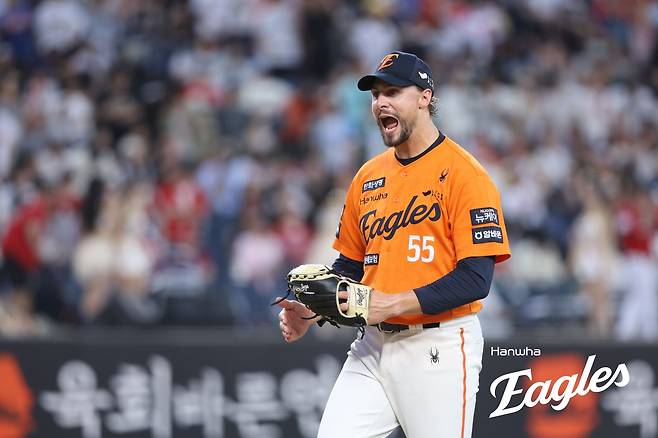 김경문 감독이 이끄는 한화 이글스는 25일 대전 한화생명 볼파크에서 열린 2025 신한 SOL Bank KBO리그 SSG 랜더스와의 홈경기에서 승리했다. 이날 승리로 한화는 시즌 전적 57승34패3무를 만들고 연패 없이 1위 자리를 지켰다. 한화 선발투수 라이언 와이스가 포효하고 있다. 한화 이글스