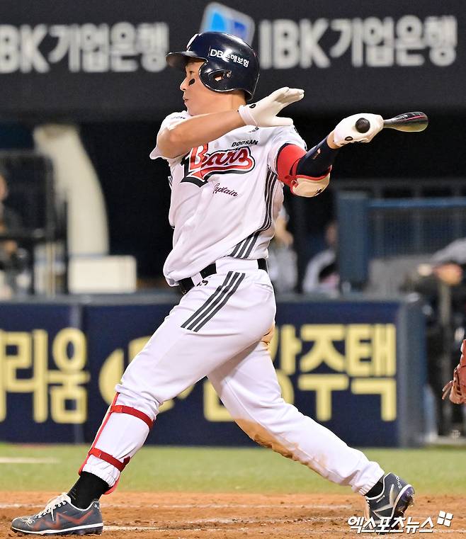25일 오후 서울 송파구 잠실야구장에서 열린 '2025 신한 SOL Bank KBO리그' LG 트윈스와 두산 베어스의 경기, 4회말 무사 1,3루 두산 양의지가 1타점 적시타를 날리고 있다. 엑스포츠뉴스 잠실, 김한준 기자