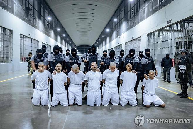 지난 3월 31일(현지시간) 공개된 엘살바도르 세코트 수감자들 [엘살바도르 대통령 공보실 제공. AFP 연합뉴스 자료사진. 재판매 및 DB 금지]