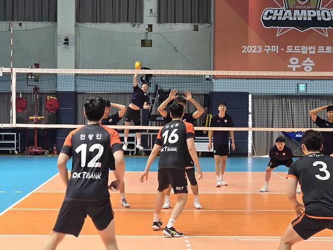 한국 남자 U-19 대표팀과 연습경기 하는 OK저축은행 선수들 [OK저축은행 배구단 제공. 재판매 및 DB 금지]