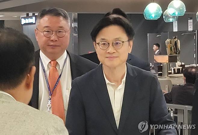 미국 방문한 김정관 산업통상자원부 장관 (워싱턴=연합뉴스) 조준형 특파원 = 다음 달 1일(현지시간) 미국의 상호관세 발효를 앞두고 23일 미국을 찾은 김정관 산업통상자원부 장관이 워싱턴DC 인근 덜레스 공항을 통해 미국으로 입국하고 있다. 2025.7.24 jhcho@yna.co.kr