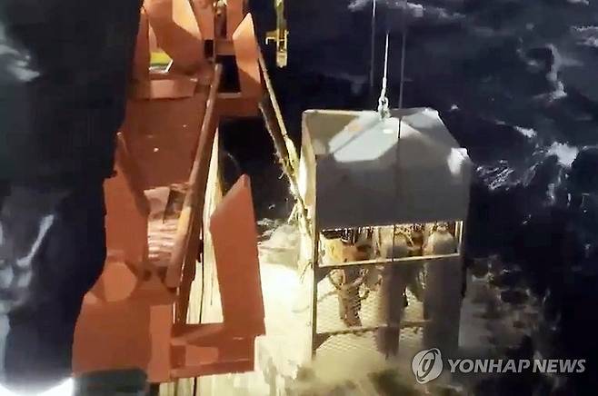 금성호 실종자 수색 나선 심해잠수사 [연합뉴스 자료]