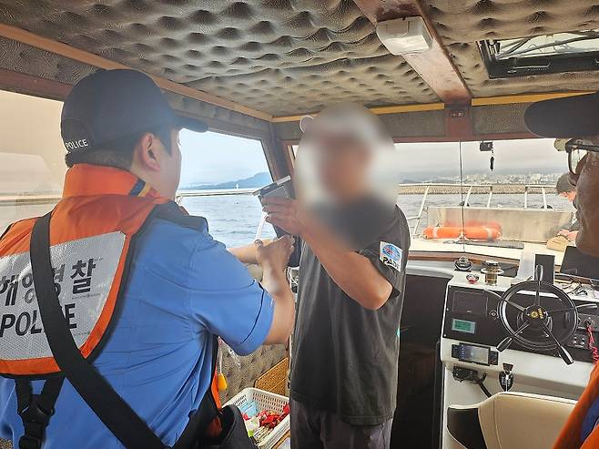 음주 운항 단속하는 제주해경 [제주지방해양경찰청 제공, 재판매 및 DB 금지]