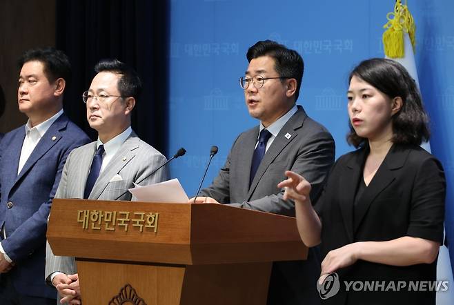 박찬대, 윤석열 체포 저지 의원 제명 결의안 발의 (서울=연합뉴스) 김주성 기자 = 더불어민주당 당대표 후보인 박찬대 의원이 25일 서울 여의도 국회 소통관에서 윤석열 전 대통령 체포영장 집행 저지에 나섰던 국민의힘 의원 45인에 대한 제명 촉구 결의안 발의 계획을 밝히고 있다. 2025.7.25 utzza@yna.co.kr