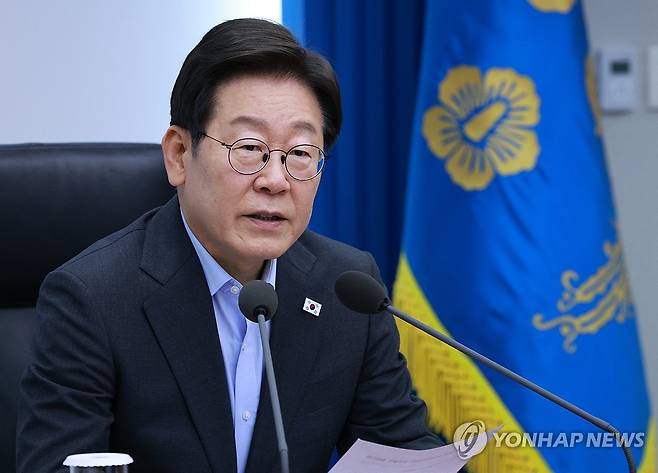 5차 수석·보좌관 회의, 발언하는 이재명 대통령 (서울=연합뉴스) 홍해인 기자 = 이재명 대통령이 24일 서울 용산 대통령실 청사에서 열린 5차  수석·보좌관 회의에서 발언하고 있다. 2025.7.24 [대통령실통신사진기자단] hihong@yna.co.kr