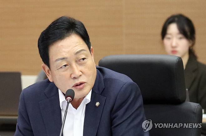산림청 국감서 질의하는 김선교 의원 (대전=연합뉴스) 이은파 기자 = 국회 농림축산식품해양수산위원회 소속 국민의힘 김선교 의원이 16일 정부대전청사 대회의실에서 열린 산림청 국정감사에서 질의하고 있다. 2024.10.16 sw21@yna.co.kr