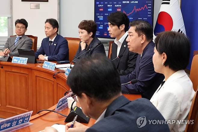 민주당 최고위원회의 (서울=연합뉴스) 김주성 기자 = 더불어민주당 김병기 당대표 직무대행 겸 원내대표가 25일 서울 여의도 국회에서 열린 최고위원회의에서 발언하고 있다. 2025.7.25 utzza@yna.co.kr