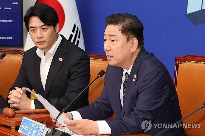 발언하는 김병기 당대표 직무대행 (서울=연합뉴스) 김주성 기자 = 더불어민주당 김병기 당대표 직무대행 겸 원내대표가 25일 서울 여의도 국회에서 열린 최고위원회의에서 발언하고 있다. 2025.7.25 utzza@yna.co.kr