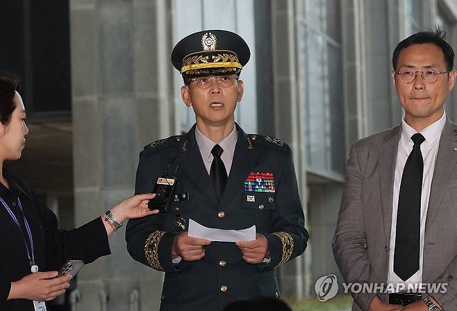 내란특검 출석하는 김용대 드론작전사령관 (서울=연합뉴스) 서명곤 기자 = 김용대 드론작전사령관이 17일 내란특검 사무실이 마련된 서울 서초구 서울고검에 조사를 받기 위해 출석하며 미리 준비한 글을 읽고 있다.  2025.7.17 seephoto@yna.co.kr