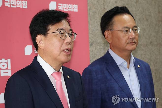 김선교 의원실 압수수색 비판하는 송언석 원내대표 (서울=연합뉴스) 김주성 기자 = 국민의힘 송언석 비대위원장 겸 원내대표가 25일 서울 여의도 국회에서 김건희특검의 김선교 의원실에 대한 압수수색을 비판하고 있다. 오른쪽은 유상범 원내수석부대표. 2025.7.25 utzza@yna.co.kr