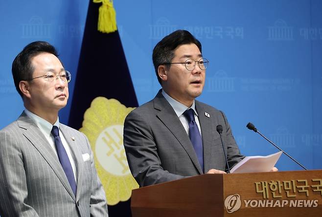 윤석열 체포 저지 의원 제명 결의안 발의 계획 밝히는 박찬대 의원 (서울=연합뉴스) 김주성 기자 = 더불어민주당 당대표 후보인 박찬대 의원이 25일 서울 여의도 국회 소통관에서 윤석열 전 대통령 체포영장 집행 저지에 나섰던 국민의힘 의원 45인에 대한 제명 촉구 결의안 발의 계획을 밝히고 있다. 2025.7.25 utzza@yna.co.kr